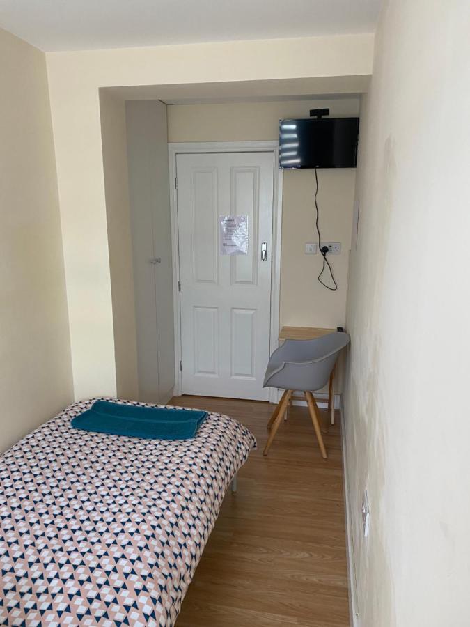 Single Room Only For One Adult Southall Kültér fotó