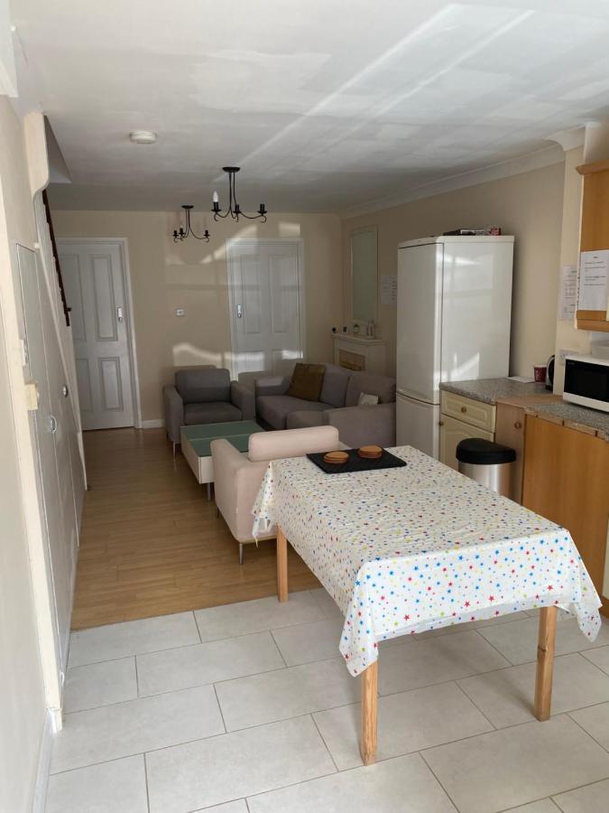 Single Room Only For One Adult Southall Kültér fotó