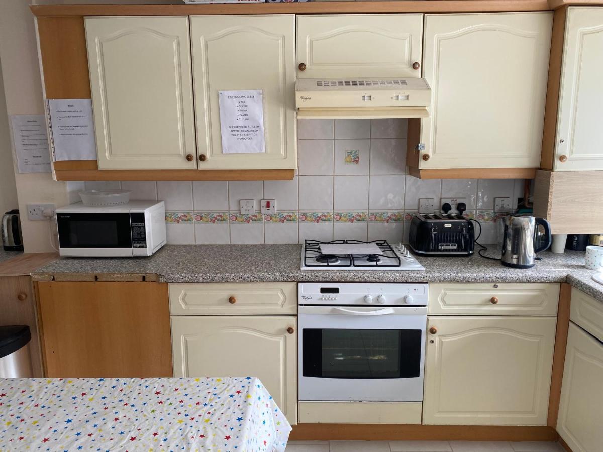 Single Room Only For One Adult Southall Kültér fotó